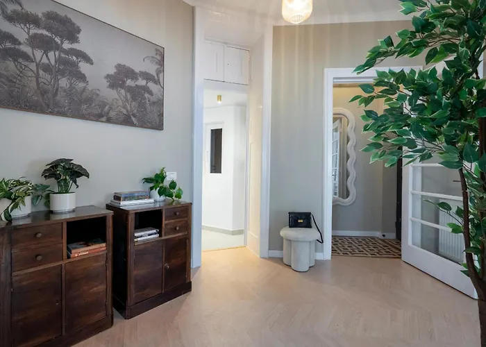 Full-floor 2-bedroom With Balconies - Prime Location Near Calea Victoriei Lejlighed