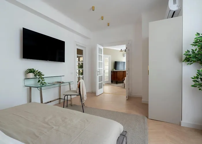 Full-floor 2-bedroom With Balconies - Prime Location Near Calea Victoriei شقة