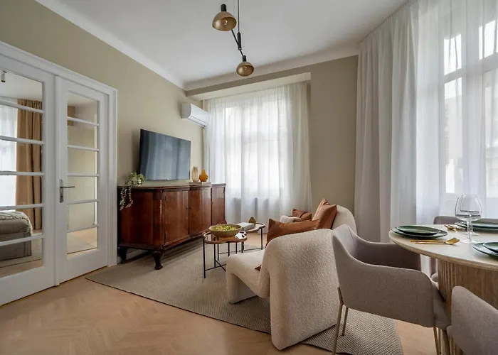 Full-floor 2-bedroom With Balconies - Prime Location Near Calea Victoriei דירה *