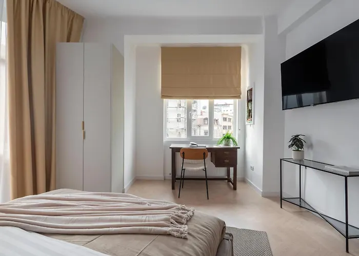 Full-floor 2-bedroom With Balconies - Prime Location Near Calea Victoriei דירה *