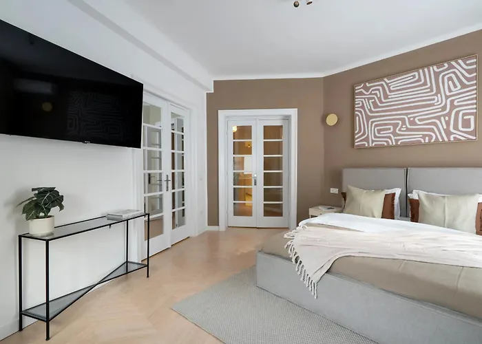 Full-floor 2-bedroom With Balconies - Prime Location Near Calea Victoriei Lejlighed *