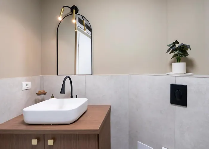 Full-floor 2-bedroom With Balconies - Prime Location Near Calea Victoriei Lejlighed